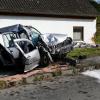 Mit der Beifahrerseite krachte dieser Golf ins Hauseck des Feuerwehrhauses Steinach - mit tödlichen Folgen für die Beifahrerin.