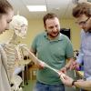 Medizinstudenten lernen an einem menschlichen Skelett. Das wird bald auch in Augsburg der Fall sein.