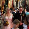 Die Trauung fand in der Bergheimer Pfarrkirche statt. Fahnenabordnungen begleitete das frisch getraute Paar. 