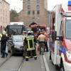 Beim Zusammenstoß zwischen einem Linienbus und einem Auto sind am Dienstag in Augsburg mehrere Menschen verletzt worden.