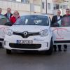 Einen Zuschuss von 3000 Euro erhält der Krankenpflegeverein Burgau für ein neues Elektroauto von der VR-Bank Donau-Mindel.
