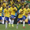 Brasilien feiert Neymar (r) und den Sieg im Eröffnungsspiel.