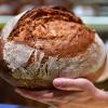 So sieht gutes Brot aus: Die Farbe wie Caramel, die Kruste schön splittrig und wenn man es aufschneidet, muss es knirschen, sagt Bäckermeister und Brot-Sommelier Andreas Rinninger.