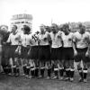 Nach dem 3:2-Sieg über Ungarn im Endspiel der Fußball-WM stellen sich die Spieler am 4. Juli 1954 im Berner Wankdorf-Stadion erschöpft, aber glücklich zur Weltmeister-Ehrung auf.