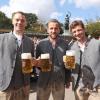 Manuel Neuer (l-r), Harry Kane und Thomas Müller vom FC Bayern München stehen mit einer Maß Bier vor dem Käferzelt.