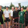 Stolz hebt Kapitän Tobias Scherer vom SC Altenmünster den Wanderpokal nach dem fünften Triumph beim Gemeinde-Cup in die Höhe. Von links die Spielführer der anderen beteiligten Mannschaften: Daniel Kraus/SG Zusamzell, Pascal Schrodi/SSV Neumünster, Bürgermeister Bernhard Walter, Martin Wiedemann/Grün-Weiß Baiershofen und Turnierorganisator Oliver Osterhoff/SC Altenmünster. 	