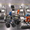 Techniker überprüfen eine Produktionslinie in einer Hightech-Fabrik in Zhejiang. Washington will US-Investitionen in chinesische Zukunftstechnologie deutlich erschweren.