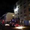 Feuerwehrmänner bei den Löscharbeiten in Lindenberg: Bei dem Brand ist ein Mensch ums Leben gekommen, sieben weitere wurden verletzt. 