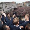 Der FCA wurde auf dem Balkon des Augsburger Rathauses von Tausenden Fans gefeiert.