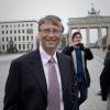 Bill Gates geht nach einem Fototermin vor dem Brandenburger Tor in Berlin zu seinem Wagen. dpa