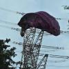 Höhenretter der Feuerwehr kletterten zu dem Korb eines Heißluftballons, der sich in Bottrop in einer Hochspannungsleitung verfangen hat.