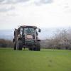 Ein Traktor fährt im Ortsteil Altenhain auf einem Feld des Bioland-Hofs Pfeifer. Bioland, der größte Bio-Anbauverband in Deutschland, feiert jetzt seinen 50. Geburtstag. zu dpa: «Bio-Lebensmittel im Wandel von der Randerscheinung zum Massenprodukt» +++ dpa-Bildfunk +++