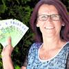 Silvia Wäsnig freut sich über das Geld, das sie am Dienstagnachmittag gewonnen und im Garten ihres Vaters überreicht bekommen hat.  	