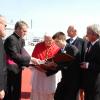 Am Münchner Flughafen trug sich Papst Benedikt XVI. in das Goldene Buch der Stadt Friedberg ein. Mit im Bild Bürgermeister Peter Bergmair (rechts) und Frank Büschel von der Stadtverwaltung., hinten Ministerpräsident Edmund Stoiber. 