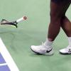 Serena Williams wirft während des Spiels ihren Schläger auf den Platz.