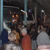 Männer warten in Pristina im Kosovo, um einen Platz in einem Bus nach Serbien zu bekommen. Über Serbien flüchten immer mehr Kosovaren nach Ungarn und in die Europäische Union.