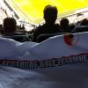 "Augsburg hält zusammen": Gegen den HSV gibt es weiße T-Shirts für alle.