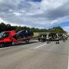 Nach einem Unfall ist der Kohlbergtunnel der Autobahn A 96 zwischen Stetten und Erkheim in Fahrtrichtung Lindau gesperrt. Ein mit Autos beladener Anhänger steht quer.