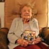 Pauline Abt (†) an ihrem 98. Geburtstag mit einem ihrer Bücher „Gfarbt und gflickt“.