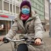 Simona Löschnigg ist am Montag mit beschlagener Brille und Maske auf ihrem Fahrrad in der Innenstadt unterwegs. Die Maskenpflicht für Radler sieht sie kritisch.