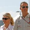 Michael Schumacher mit seiner Frau Corinna 2011 beim Formel-1-Rennen in Abu Dhabi. Damals fuhr er für Mercedes.  	
