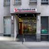 Die HypoVereinsbank setzt stärker auf Video- und Onlineberatung. Einige Filialen wurden geschlossen, andere wurden zum Selbstbedienungsstandort – wie hier in der Augsburger Innenstadt – herabgestuft. 