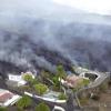 Häuser an einem Hang werden von Lava zerstört. Erstmals seit 50 Jahren ist auf der spanischen Kanareninsel La Palma wieder ein Vulkan ausgebrochen.