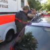 Feuerwehrleute reden einem Jungen gut zu, der sich in einem Auto in Augsburg eingeschlossen hat.