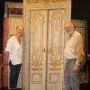 Annette und Horst Vladar wollen diese Tür aus den Anfängen des Stadttheaters (vermutlich von 1868) bei „Theatralische Abenteuer“ auf der Bühne verwenden.
