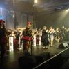 Sänger, Sängerinnen und Tänzerinnen boten eine tolle Show (Mitte: Alexandra Jörg) beim Fun & Brass-Konzert in Thannhausen.