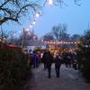 Besonders in den Abendstunden entfaltet der Weihnachtsmarkt im Schlosshof in Affing seine besondere Atmosphäre.