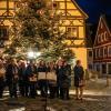 Großen Anklang vonseiten der Krumbacher fand am Heiligen Abend wieder das Singen am Christbaum mit der Chorgemeinschaft Liederkranz auf dem Marktplatz in Krumbach.  	