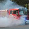 Keine Sorge, das Löschfahrzeug der Rieblinger Feuerwehr hat kein Feinstaub-Problem. Der künstliche Rauch dringt während einer Übung aus dem alten Wirtshaus in der Ortsmitte. 