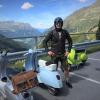 Wie irre muss man eigentlich sein, mit einem Fünfziger-Roller über die Alpen zu fahren? Das fragten Motorradfahrer Thomas Müller in luftiger Höhe. Das Fuffie-Trio bekam aber auch Applaus.