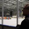 Benjamin Adelwarth besuchte im Rahmen seiner Schnuppertour durch die Sportarten seines BLSV-Kreises diesmal die Eishockeyspieler des ESV Türkheim.