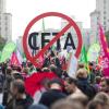 Tausende Menschen an der Demonstration gegen die Handelsabkommen Ceta und TTIP in Berlin teil.