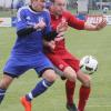 Viel Kampf, keine Tore. 0:0 trennten sich Laimering/Rieden (blaues Trikot Benjamin Tränkel) und Ecknach II (rechts Benedikt Blaufuß).  	 	