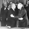 Die Unterzeichnung des Élyseé-Vertrages, des deutsch-französischen Freundschaftsvertrages, am 22.01.1963 in Paris besiegeln Bundeskanzler Konrad Adenauer (Vordergrund, l) und der französische Ministerpräsident Charles de Gaulle (Vordergrund, r) mit Freundschaftsküssen. 