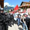 Die Demonstration des Bündnisses "Stop G7 Elmau" zieht durch den Ortskern.