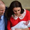 Der britische Prinz William und Herzogin Kate stehen mit ihrem neugeborenen Kind vor dem St. Mary·s Hospital im Londoner Stadtteil Paddington. 