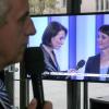 Der alte und neue sächsische Ministerpräsident Stanislaw Tillich verfolgt am Wahlabend, wie sich die Spitzenkandidatin der AfD, Frauke Petry (rechts), im Fernsehen präsentiert. 		