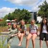 Die Freundinnen Ayse, Karina, Maria und Anja freuen sich über das Kneippbecken und den Spielplatz im neuen Park.
