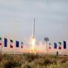Eine iranische Rakete mit einem Satelliten an Bord startet von einem unbekannten Standort, von dem angenommen wird, dass er in der iranischen Provinz Semnan liegt.