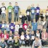 Über 40 Kinder und Jugendliche kamen zum „Lebkuchenfest“ der Leichtathleten des TSV Bobingen, um von Josef Wild (zweiter von rechts) ihre Sportabzeichen überreicht zu bekommen. Insgesamt bestanden knapp 80 Sportler die Prüfung.  