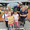 Die Schutzweste und Dienstmütze von Polizeihauptkommissarin Elke Neher durften die Kinder anprobieren. 	