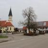 So sah es im vergangenen Frühjahr noch in Erisried aus. Inzwischen wurde der Platz vor der Kirche umgestaltet und die Dorfstraße erneuert. Nur die letzte Asphaltschicht lässt noch auf sich warten. 