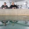 Nobert Köhler und Ulrich Heindl von den Stadtwerken Landsberg erklären, wie es um den Nitratgehalt im Landsberger Wasser bestellt ist. 	