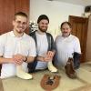 Sie haben die besonderen Schuhe für Habiba in Tansania gemacht (von links): Matthäus, Jakob und Karl Wolf.