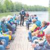 Während der Plättenfahrt informierte Heinrich Heiß von der Unteren Naturschutzbehörde die Gäste an Bord über den aktuellen naturkundlichen und hydrologischen Befund des Lech. 