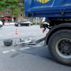 In Augsburg kam es zu einem schweren Unfall. Ein Lkw hat eine Radfahrerin angefahren.